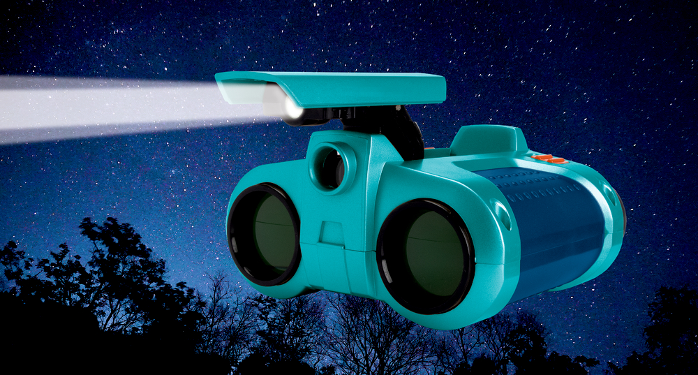 Blaues Spielzeug in Fernglasform mit eingebautem Taschenlampenstrahl bei Nacht. Dazu schwarze Baumsilhouetten und Sternenhimmel.