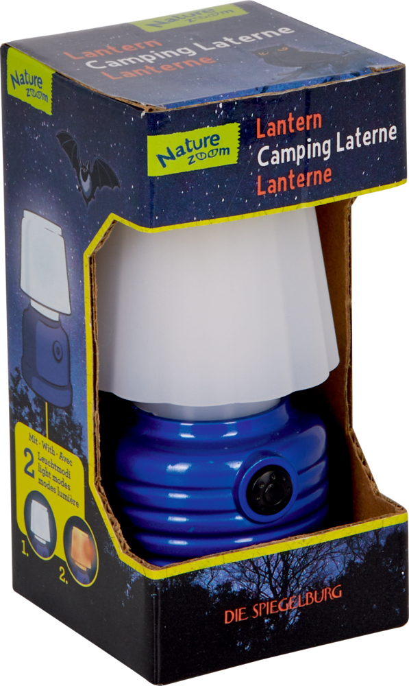 Blaue Campinglaterne in Nature Zoom-Box mit Wald- und Fledermausmotiv, beschriftet in Englisch, Deutsch und Französisch.