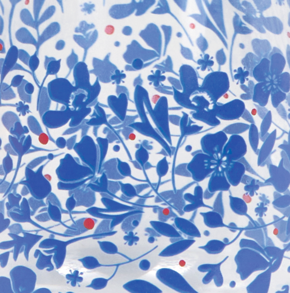 Blaues Blumenmuster mit verstreuten roten Punkten. Nahaufnahme eines Glases.