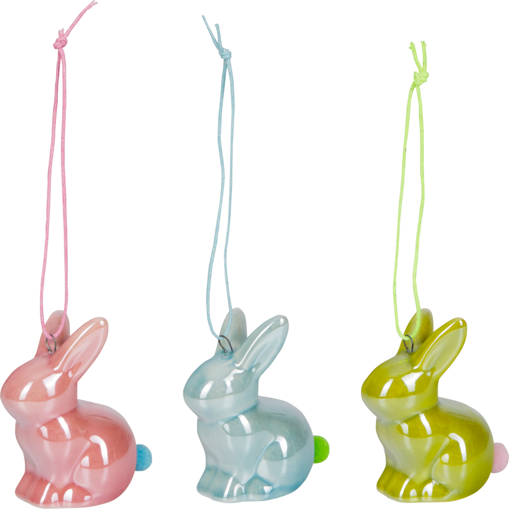 Drei kleine Keramikhasen in rosa, blau und grün mit passenden Aufhängeschnüren.