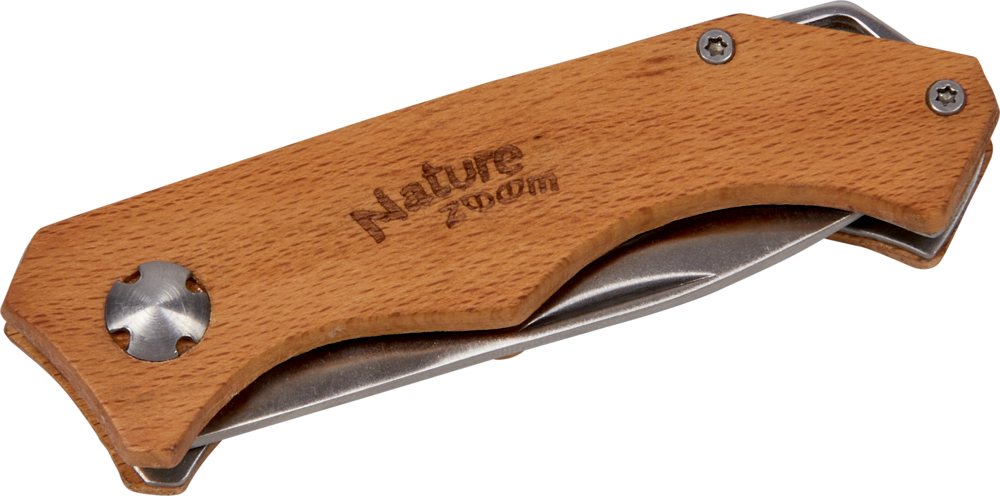 Klappbares Taschenmesser mit Holzgriff und der Gravur „Nature Zoom“, geschlossen und flach liegend abgebildet.