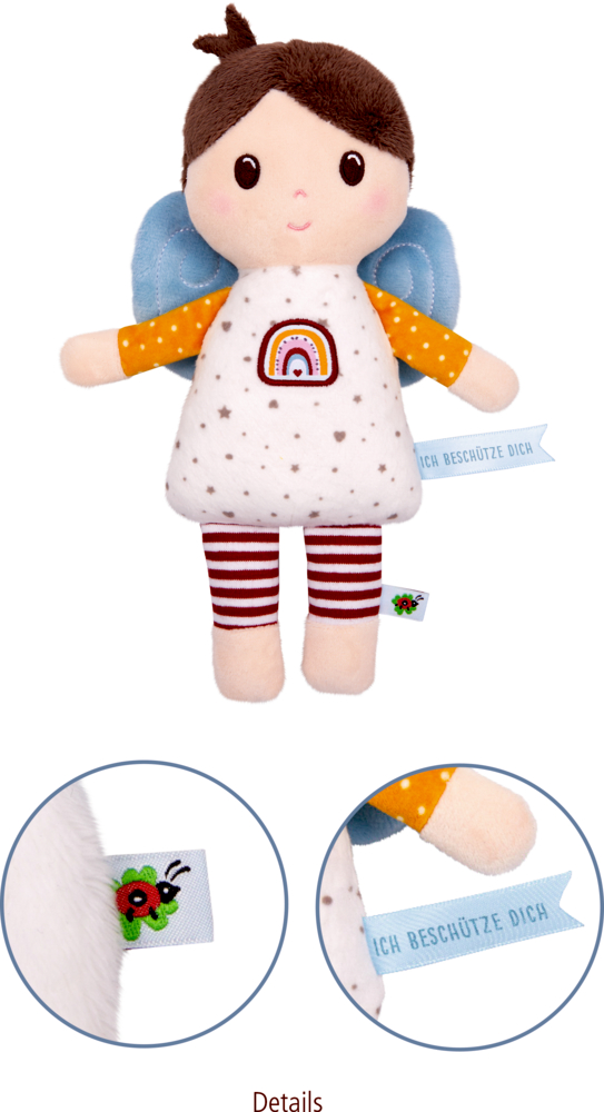 Stoffpuppe mit braunem Haar, blauen Flügeln, gestreiften Beinen und einem Kleid mit Regenbogen und Sternen.