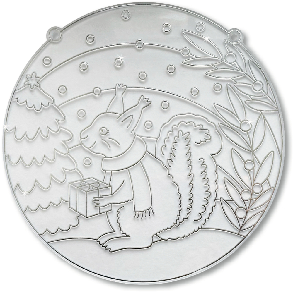 Runde silberne Platte mit eingraviertem Eichhörnchen, das ein Geschenk hält, vor Tannenbaum und Schneeflocken.