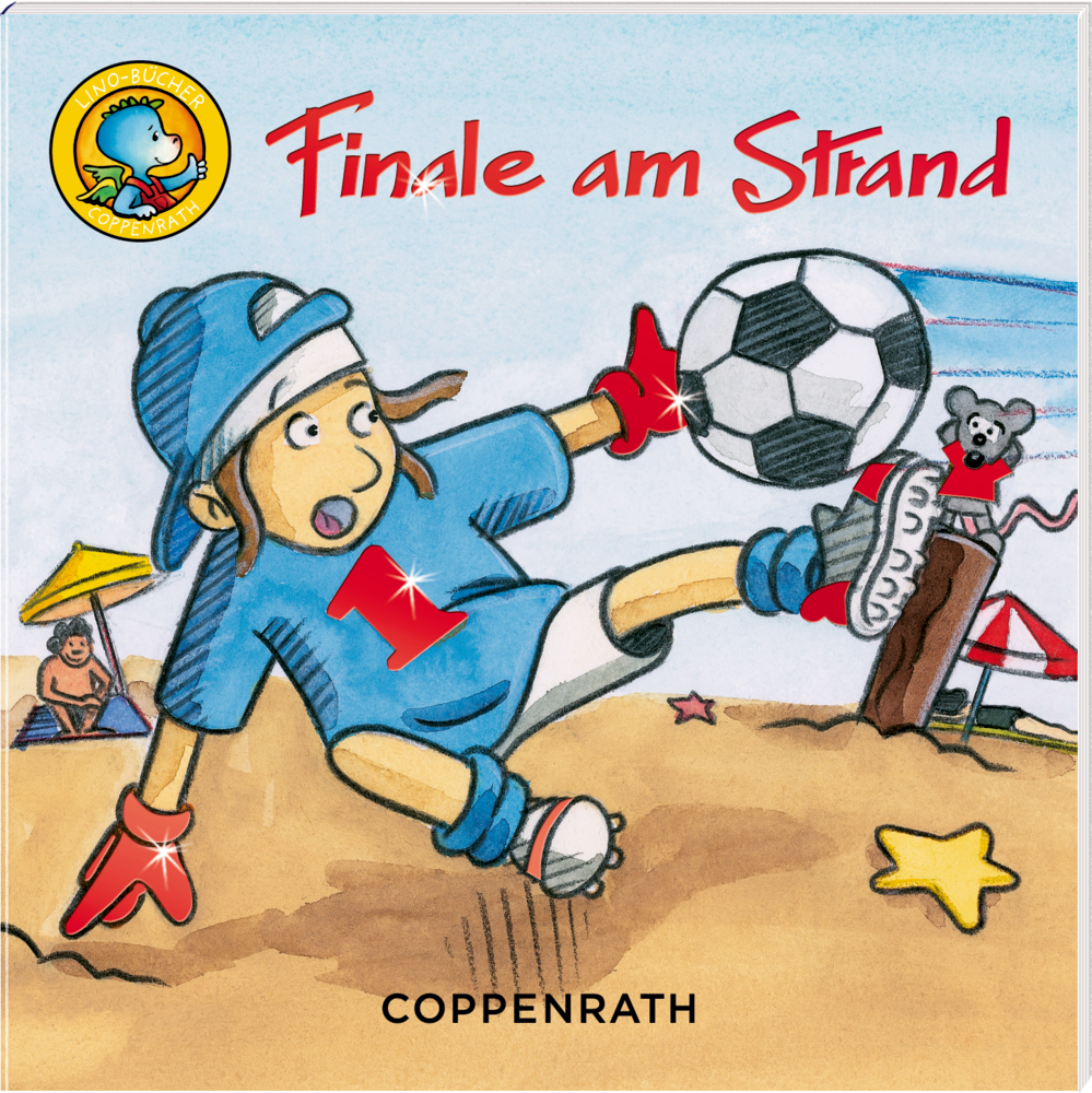 Buchcover mit einem Kind mit blauem T-Shirt und dem Aufdruck einer roten 1, das einen Fußball am Strand kickt. Sonnenschirme und Menschen im Hintergrund.