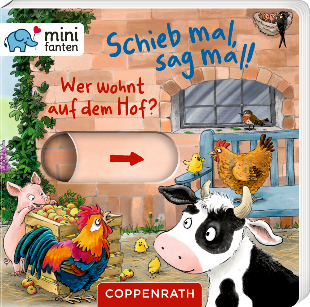 Eine Kuh, ein Hahn, ein Schwein und eine Henne stehen im Hof neben einem Backsteingebäude mit Blumen und einer Bank.