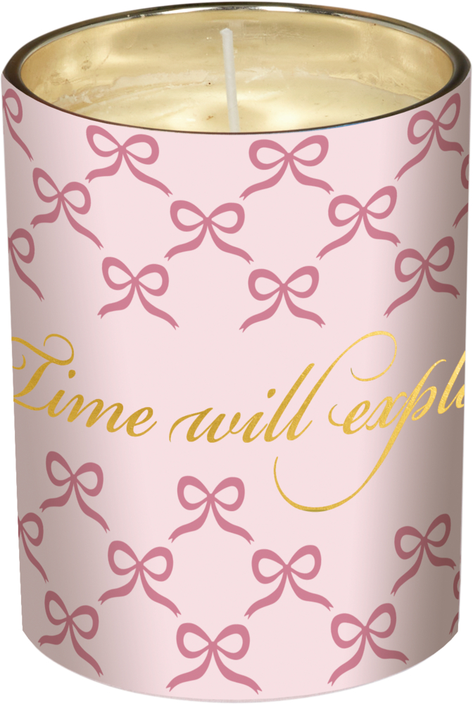 Rosa Kerze im Glas mit rosa Schleifenmuster und goldenem Schriftzug.