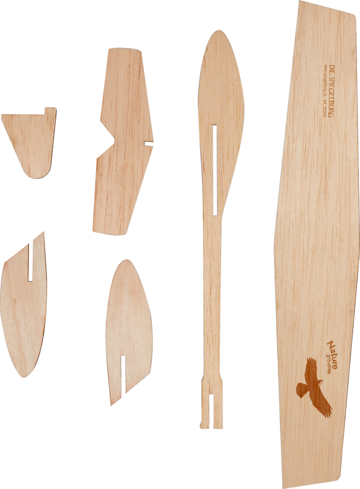 Sechs lasergeschnittene Holzteile zum Zusammenbau eines Segelflugzeugmodells, angeordnet auf weißem Untergrund.