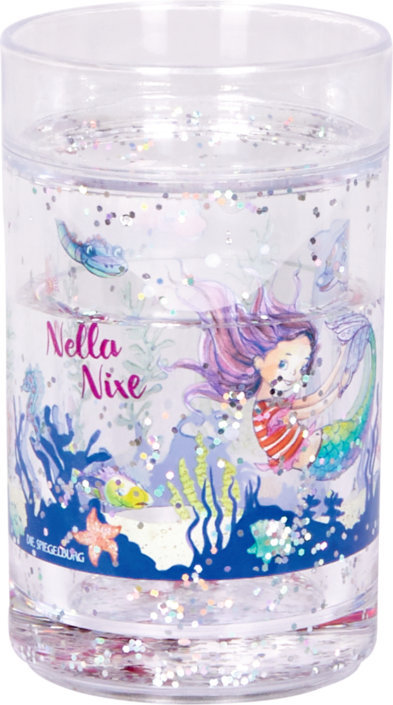 Glitzerbecher mit Schwimmelementen - Nella Nixe Klares Glas mit Glitzer, mit einer Meerjungfrau, Meeresbewohnern und dem Text „Nella Nixe“.