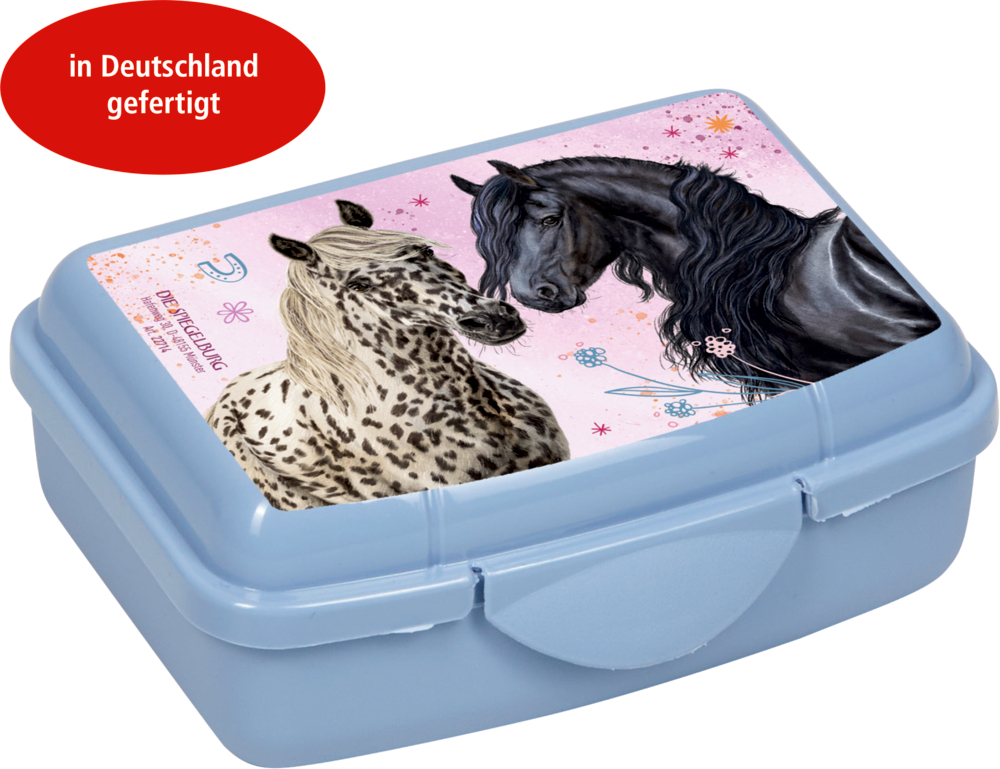 Kleine hellblaue Lunchbox mit zwei Pferden auf dem Deckel, deutscher Text erscheint darüber in einem roten Kreis.