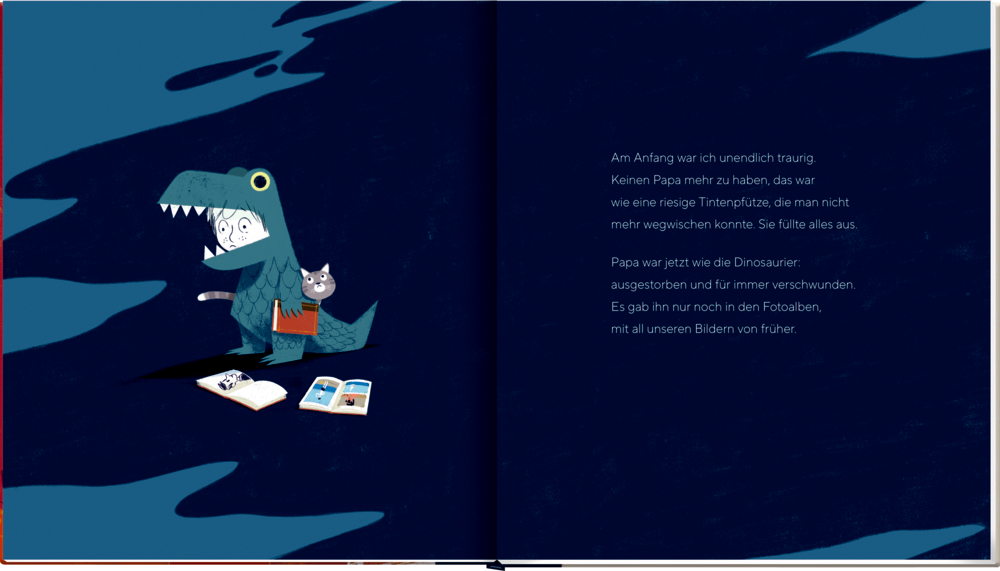 Kind im Dinosaurierkostüm mit Katze sitzt neben offenen Büchern, r Text auf der rechten Seite sichtbar.