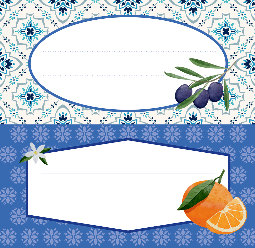 Zwei Etikettenvorlagen mit Fruchtillustrationen – eine mit Oliven, eine mit Orangen – auf blau gemusterten Hintergründen. Beide bieten Platz für Text.