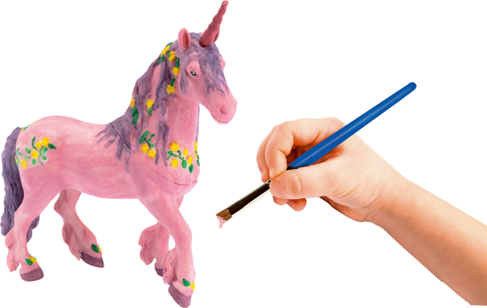 Jemand bemalt eine rosa Einhornfigur mit einem Pinsel.