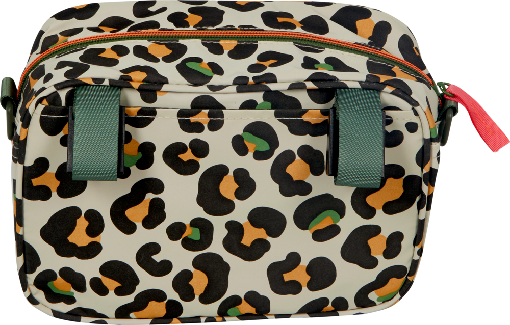 Kleine Tasche mit Leopardenmuster, grünen Riemen und rotem Reißverschluss.