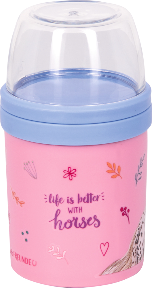Rosa Müslibecher mit blau-durchsichtigem Deckel und „life is better with horses“-Aufdruck.