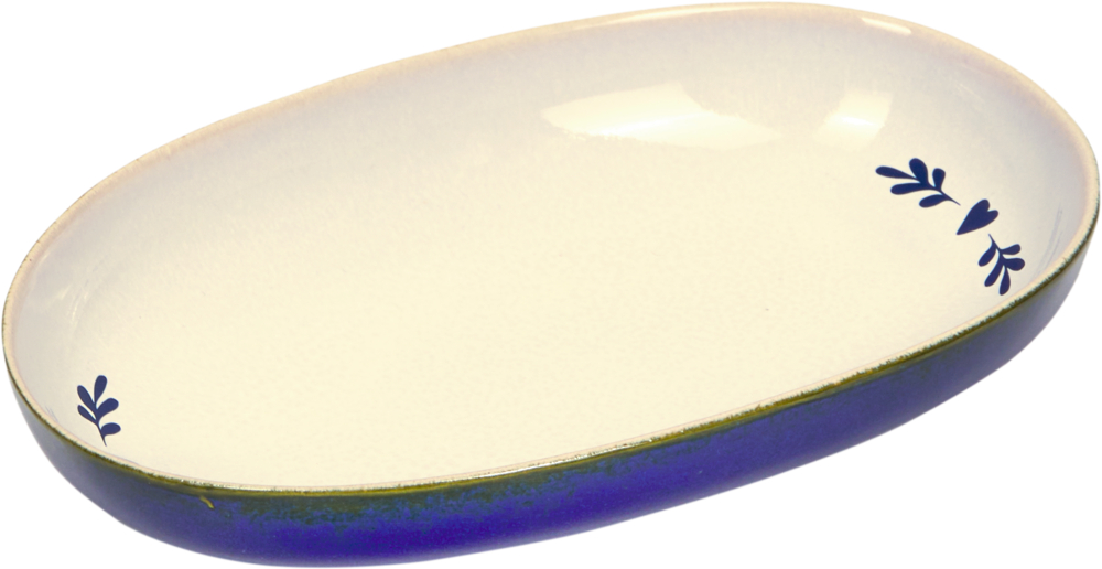 Ovaler Keramikteller, innen weiß mit kleinem blauem Blattmuster, außen dunkelblau.