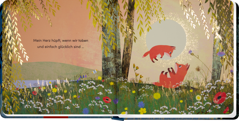Zwei rote Füchse spielen auf einer Blumenwiese vor einer großen goldenen Sonne zwischen Bäumen.