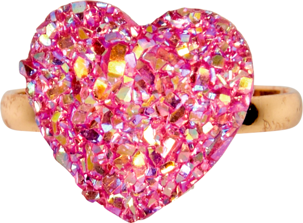 Goldring mit einem funkelnden rosafarbenen herzförmigen Edelstein, der mit schillernden, glitzernden Fragmenten verziert ist.