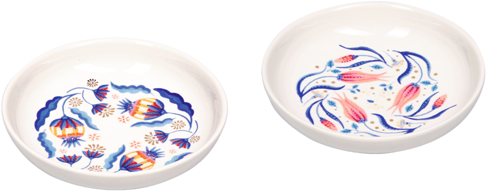 Zwei runde weiße Keramikschälchen mit bunten floralen Mustern in Blau-Rot und Gelb-Rosa.