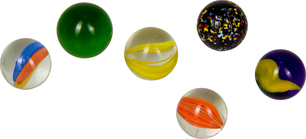 Sechs Murmeln mit einzigartigen Mustern und Farben auf weißem Hintergrund.