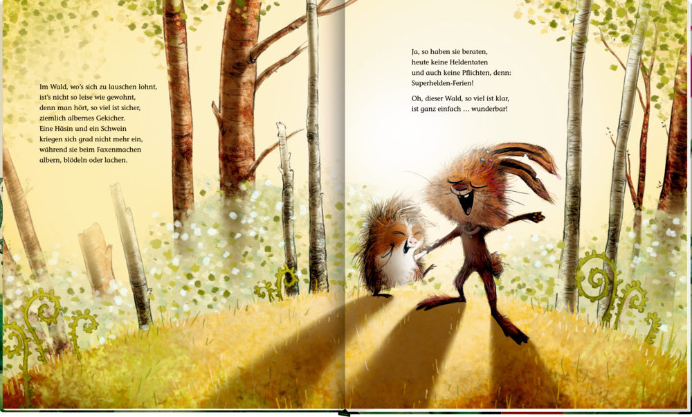 Auf einer Innenansicht mit  Text werden zwei fröhliche Waldtiere schlendernd durch einen sonnenbeschienenen Wald, umgeben von hohen Bäumen und üppigem grünem Laub, abgebildet.