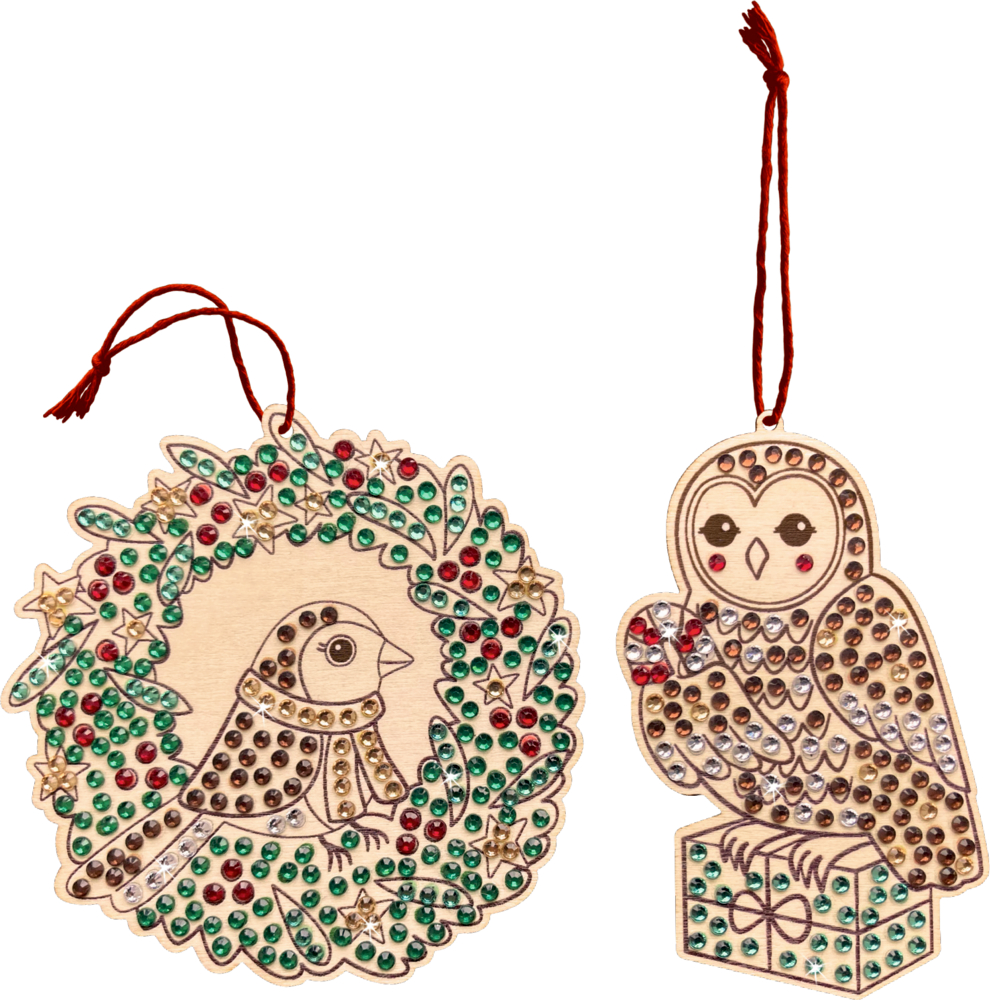 Zwei Holz-Christbaumanhänger: einer mit Vogel im Kranz, einer mit Eule auf Geschenk, beide mit Schmucksteinen.