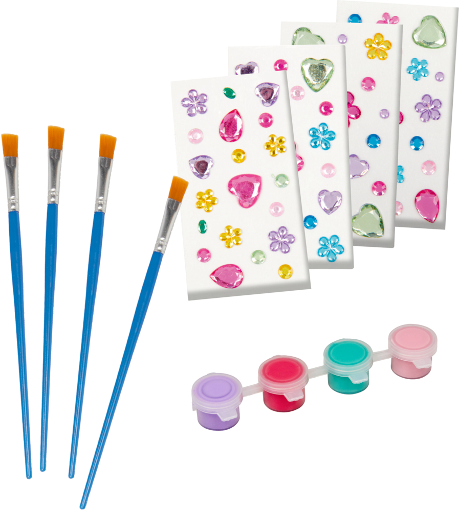 Ausgestellt sind vier Pinsel, vier kleine Töpfe mit bunter Farbe und vier mit Glitzersteinen verzierte Karten.