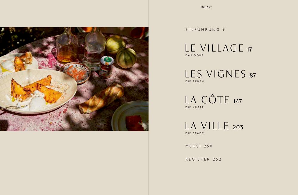 Auf einem Tisch steht ein Teller mit geschnittener Melone, daneben Flaschen und Obst. Rechts ist ein Inhaltsverzeichnis sichtbar.