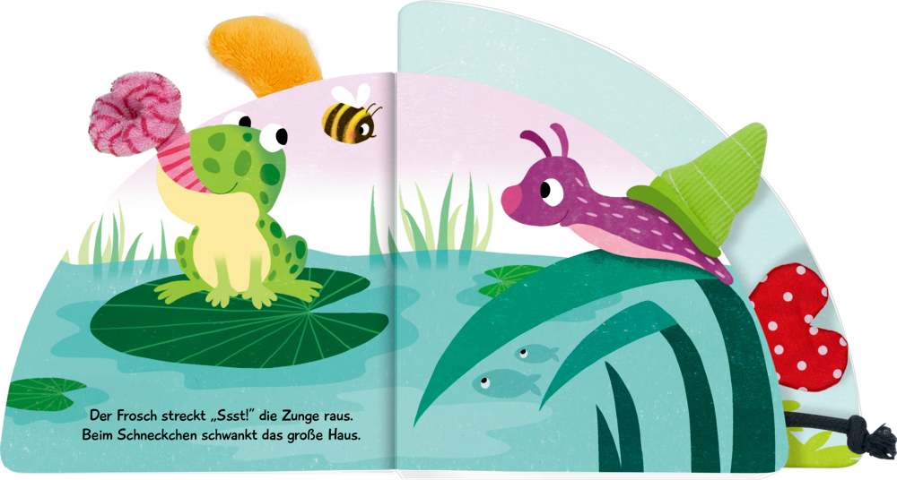 Ein Frosch sitzt auf einem Seerosenblatt und streckt die Zunge nach einer Biene. Eine violette Schnecke beobachtet dies.