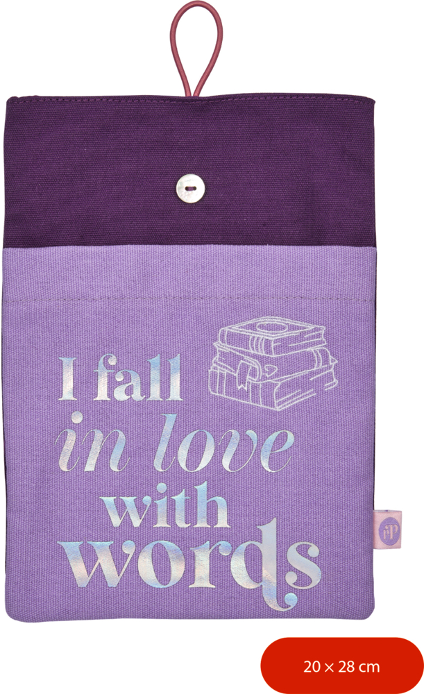 Lila Stofftasche mit Knopf, Aufhängeschlaufe und silberner Aufschrift „I fall in love with words“ neben Bücherzeichnung, Größe 20×28 cm.