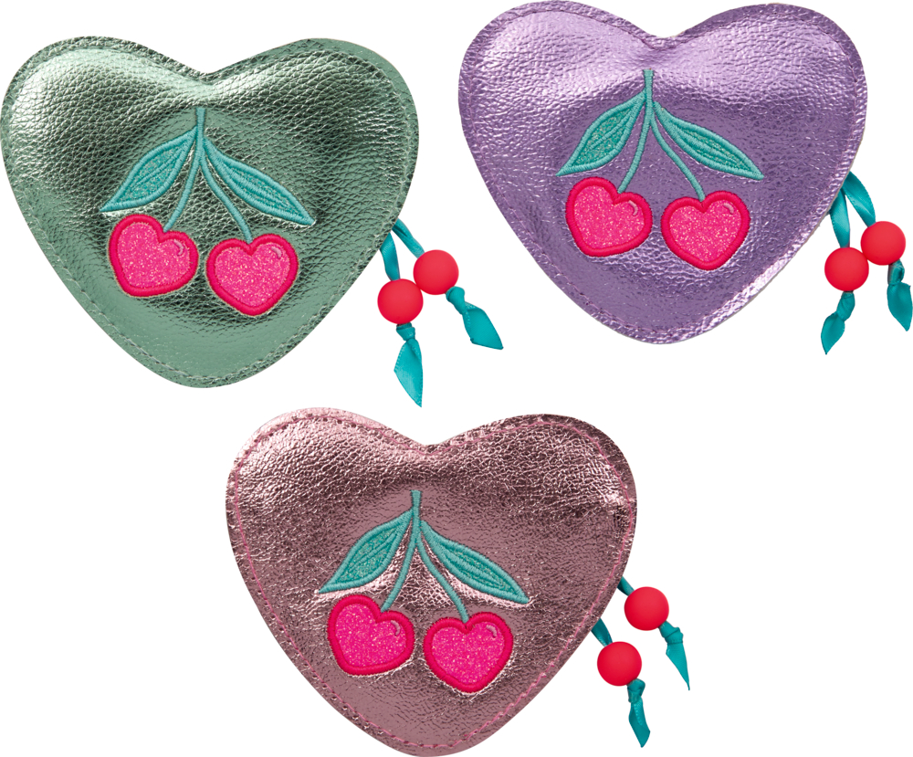 Drei herzförmige Portmonees in Grün, Lila und Rosa mit Kirsch- und türkisfarbenen Blätter-Motiven.