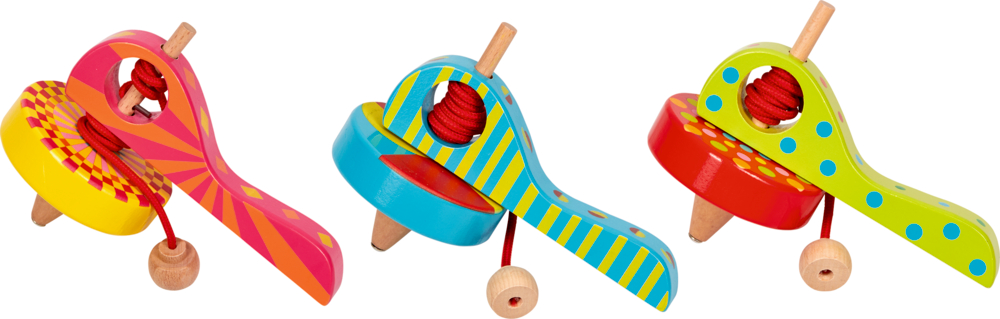 Zieh-Kreisel - Bunte Geschenke Drei bunte Holzkreisel mit roten Schnüren, Perlen und einzigartigen Mustern.