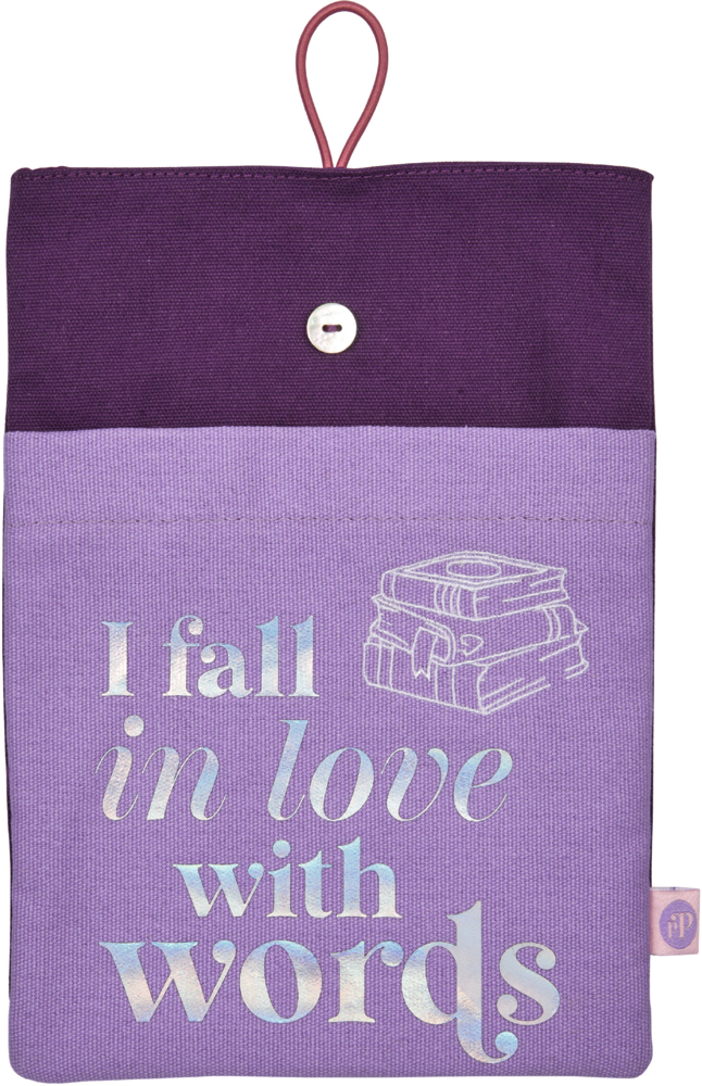 Dunkellilane Stofftasche mit helllila Fronttasche mit und Aufdruck „I fall in love with words“ neben Bücherzeichnung, verschließbar mit Knopfverschluss und rosa Schlaufe.