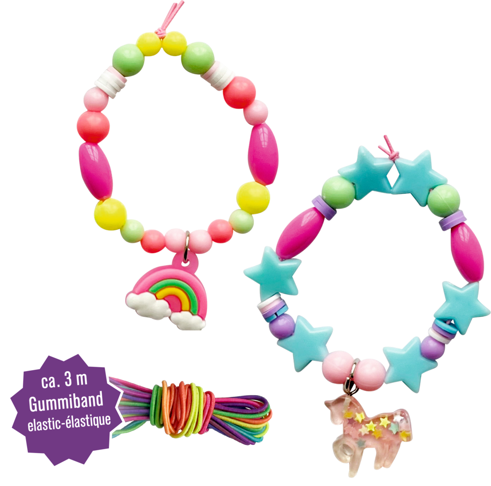Zwei Perlenarmbänder mit Regenbogen- und Einhornanhängern sowie ein Bündel elastischer Schnur zur Schmuckherstellung.