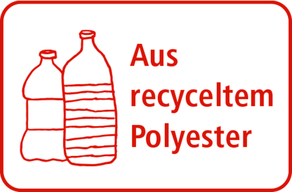 Zwei Kunststoffflaschen mit rotem Text Aus recyceltem Polyester auf weißem Hintergrund.