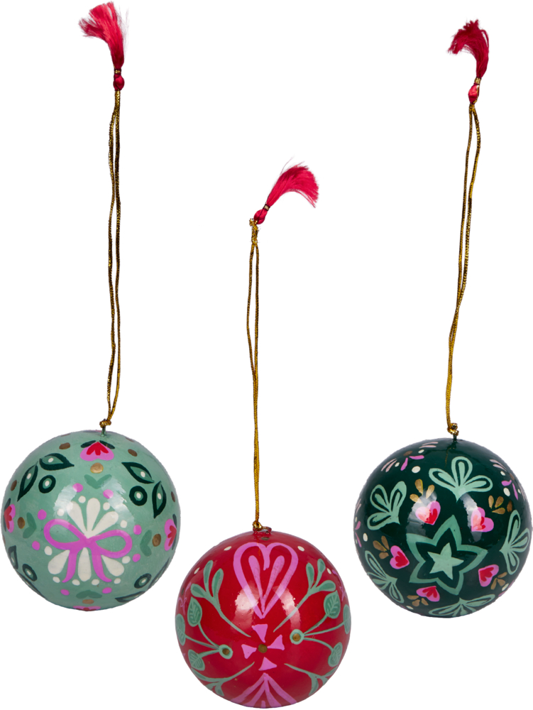 Drei bemalte Weihnachtskugeln in Grün, Rot und Dunkelgrün mit floralen Mustern und goldenen Aufhängeschnüren mit einer roten Quaste.