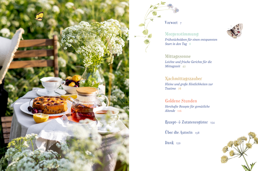 Ein sommerlich gedeckter Gartentisch mit Kuchen, Tee, Obst und Blumen. Rechts steht ein Inhaltsverzeichnis mit floralen Illustrationen.