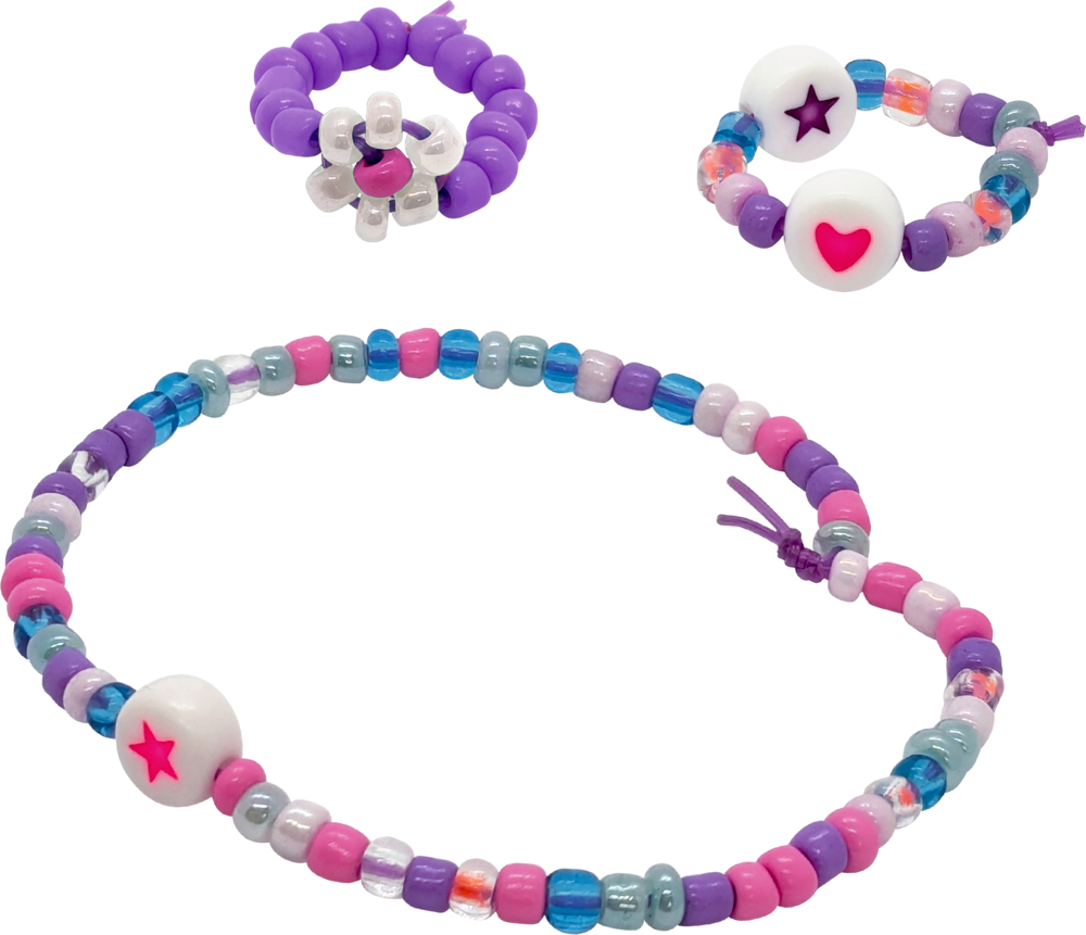 Buntes Perlenarmband und zwei Ringe mit Stern- und Herzperlen auf weißem Hintergrund.