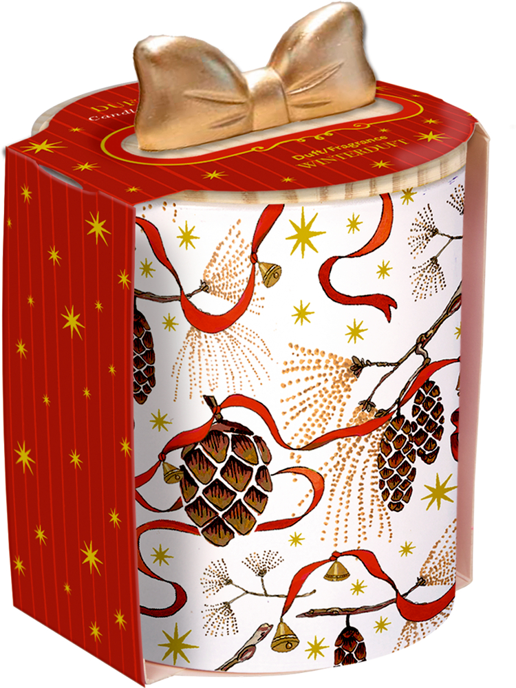Rote Geschenkverpackung von einer Kerze im Glas mit goldfarbener Schleife auf dem Holz Deckel und Muster aus Tannenzapfen, Zweigen, roten Bändern und goldenen Sternen.