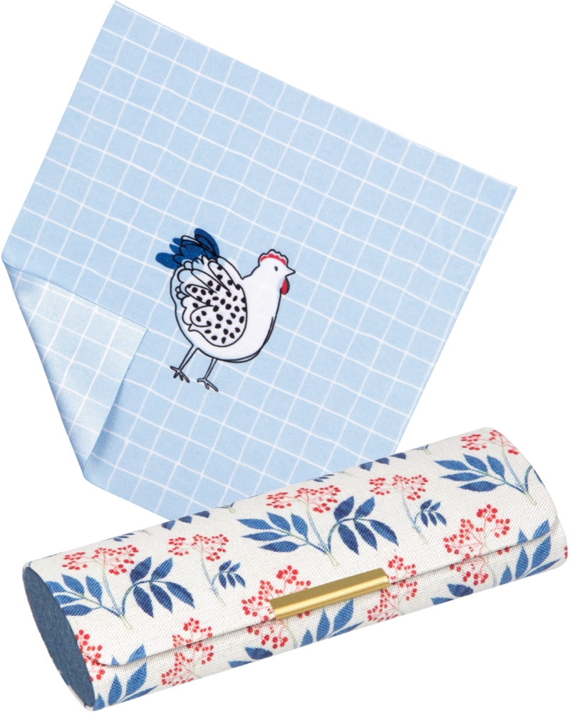 Blau kariertes Tuch mit Hühnerillustration neben einem Brillenetui mit Blumenmuster.