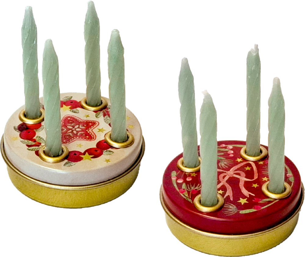Mini-Adventskranz - Festliche Weihnachten Zwei goldene, runde Metal-Dosen mit Feiertagsmotiven, jeder mit vier aufrecht stehenden mintfarbenen Mini-Spiralkerzen.