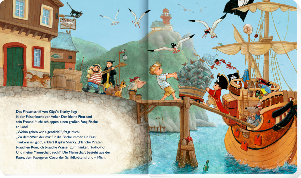 Buchinnenabbildung mit Text und der Illustration eines Jungen und eines kleinen Piraten, die Fisch von einem Segelschiff laden.