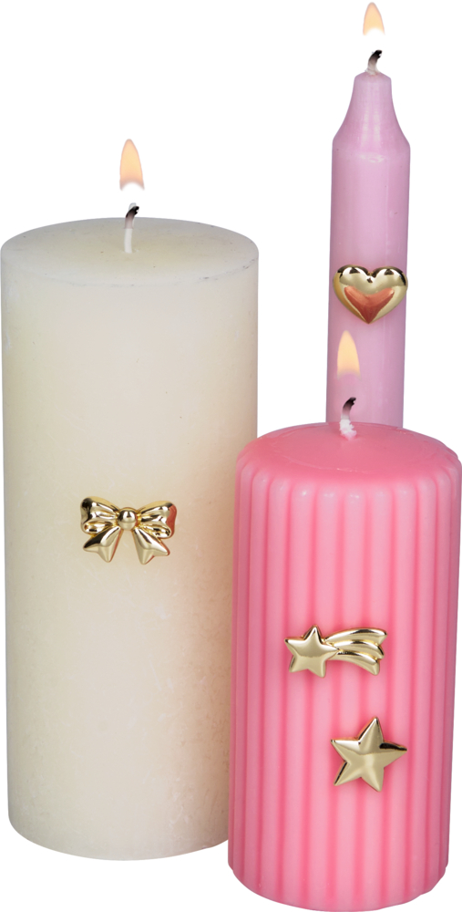 Drei brennende Kerzen in Weiß und Rosa mit goldfarbenen Verzierungen in Form von Schleife, Herz und Sternen.