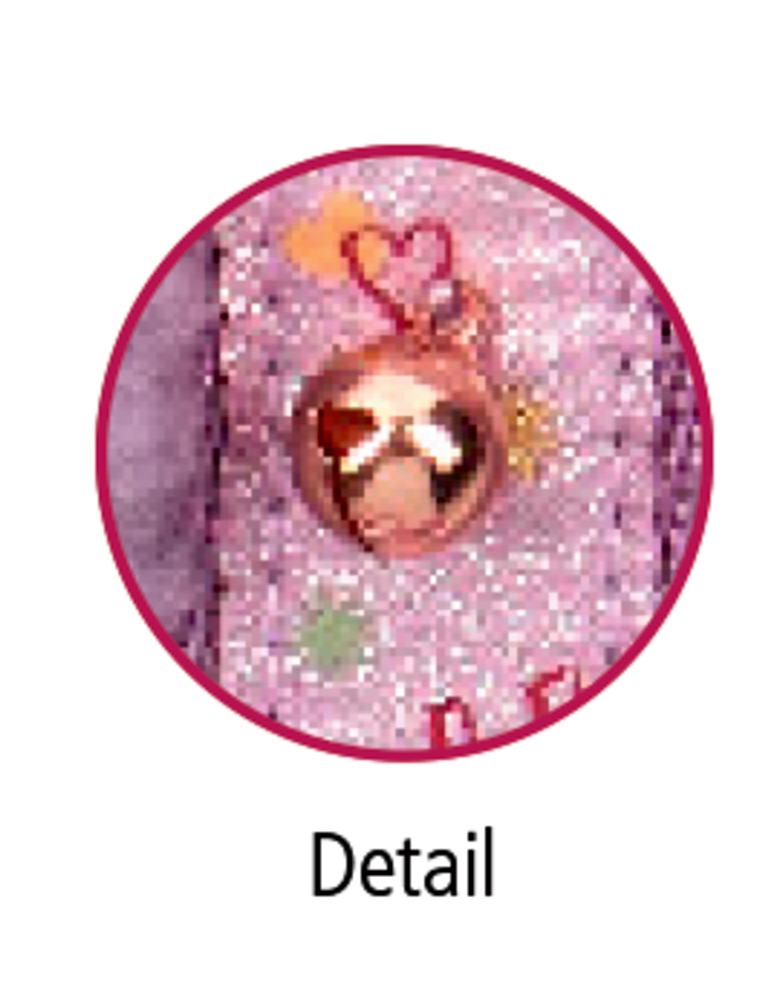 Glänzendes rosa Glöckchen mit herzförmiger Schleife auf glitzerndem rosa Hintergrund in Nahaufnahme.