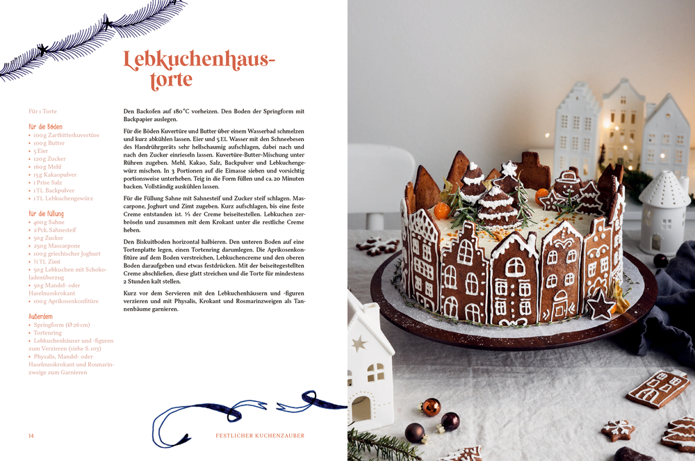 Eine filigran dekorierte Torte eingefasst mit verzierten Häuser-Fronten aus Lebkuchen. Daneben kleine weiße Porzellan-Lichthäuser und Rezepttext.