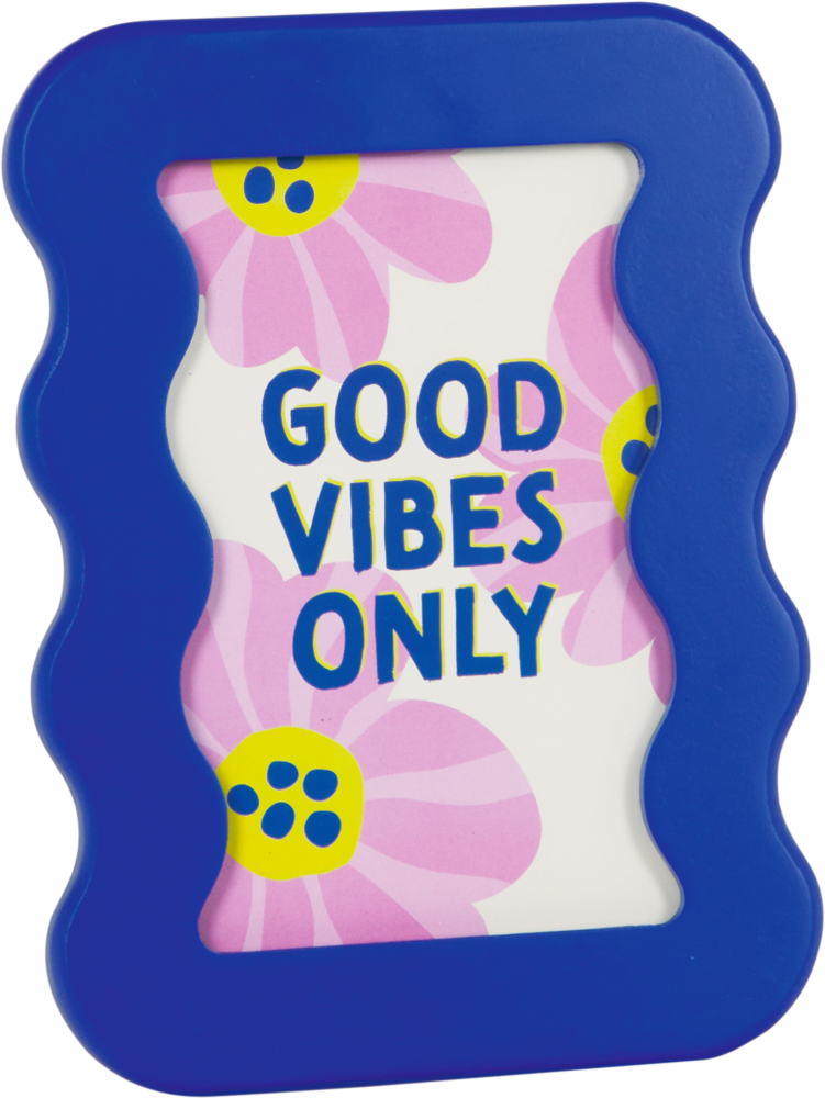 Ein gewellter blauer Bilderrahmen mit GOOD VIBES ONLY Text und rosa Blumen darin.