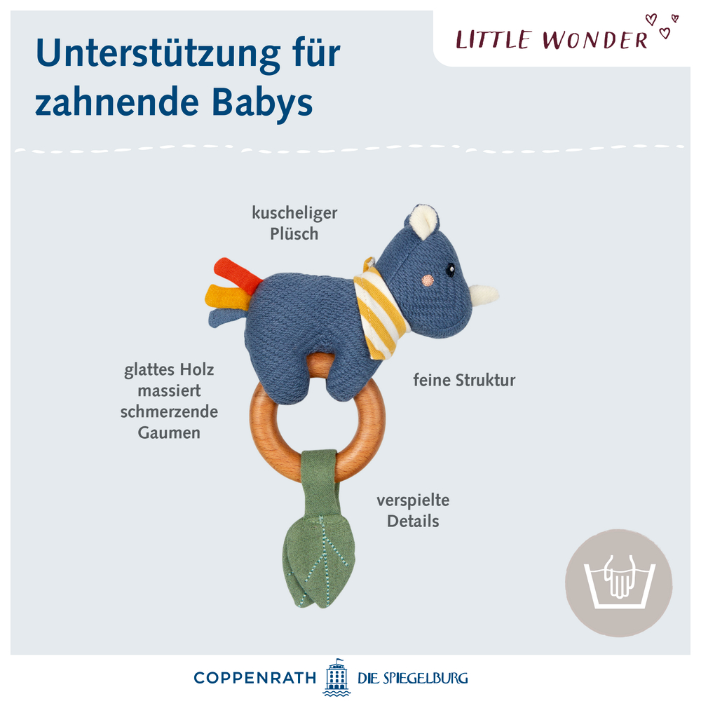 Blauer Plüsch-Nashorn-Beißring mit Holzring, Stoffblatt und beschrifteten Etiketten.