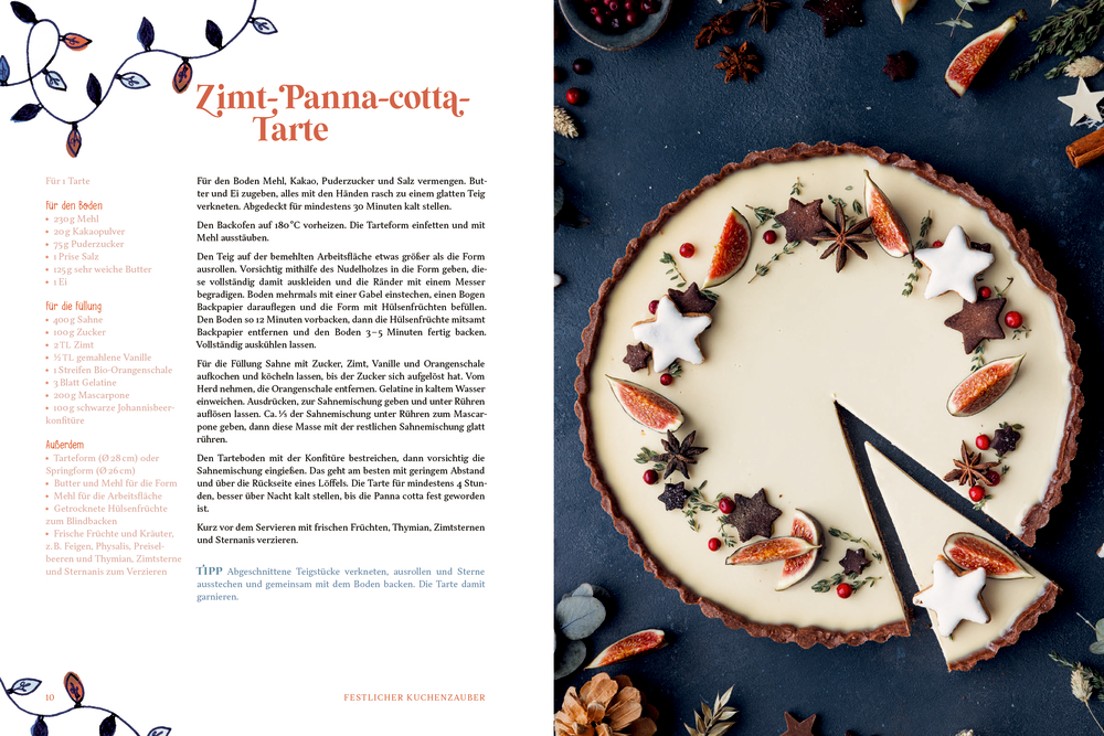 Zimt-Panna-Cotta-Tarte mit Sternkeksen, Feigen und Gewürzen. Ein Stück wird gerade herausgeschnitten. Daneben das Rezept.