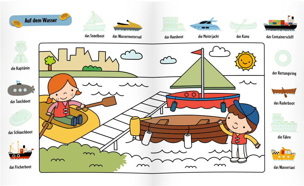 Zwei Kinder spielen mit Booten auf einem Dock, umgeben von abgebildeten Booten und Wasserfahrzeugen, auf einer Doppelseite zum ausmalen und bestickern.