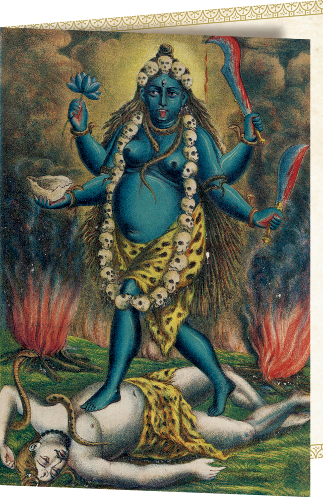 Eine blauhäutige, vierarmige Göttin steht auf einer Person und schwingt Waffen, während im Hintergrund ein Feuer lodert, auf einer Seite als Beilage.