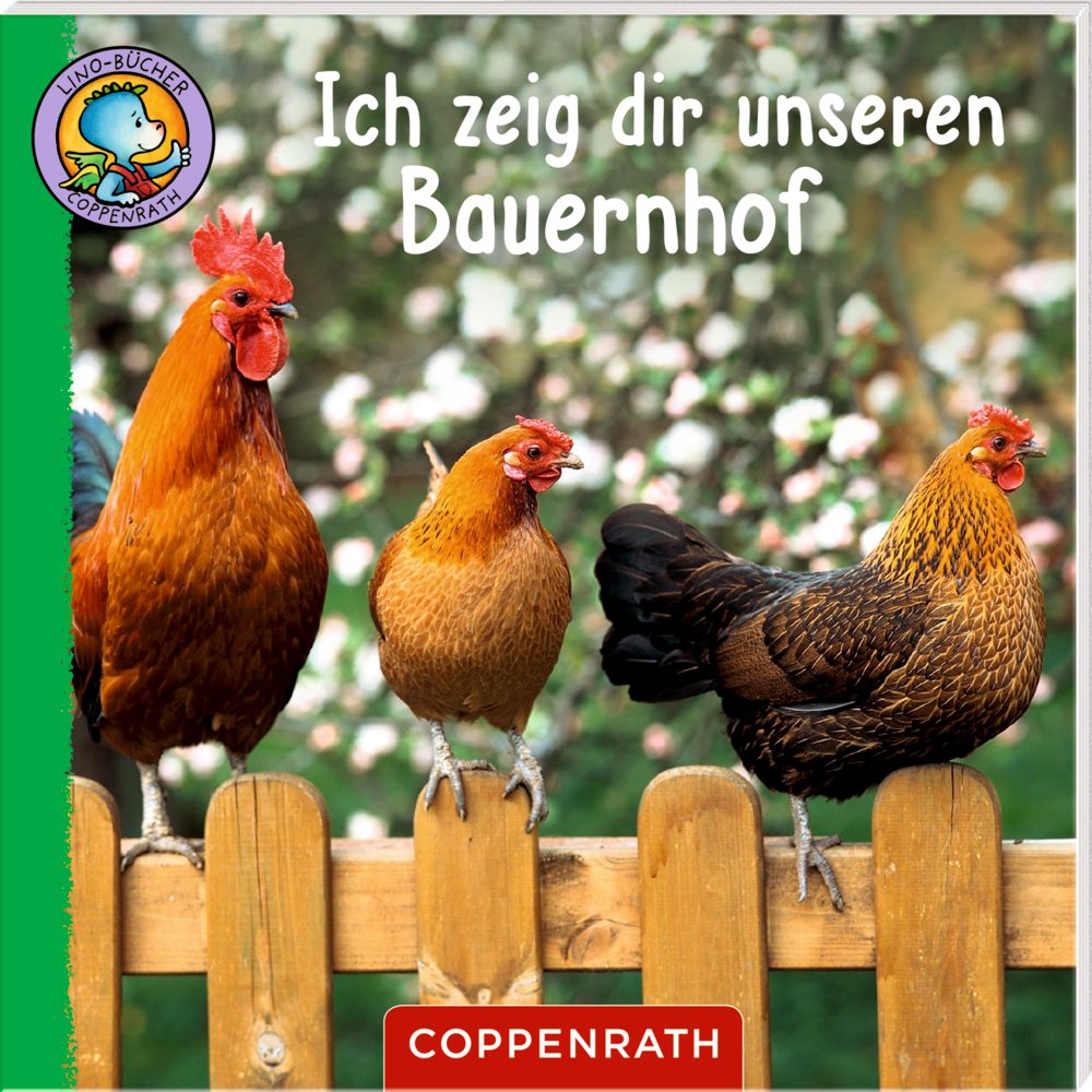 Drei Hühner sitzen auf einem Holzzaun. Darüber Text. Im Hintergrund sind Pflanzen und Blumen zu sehen.